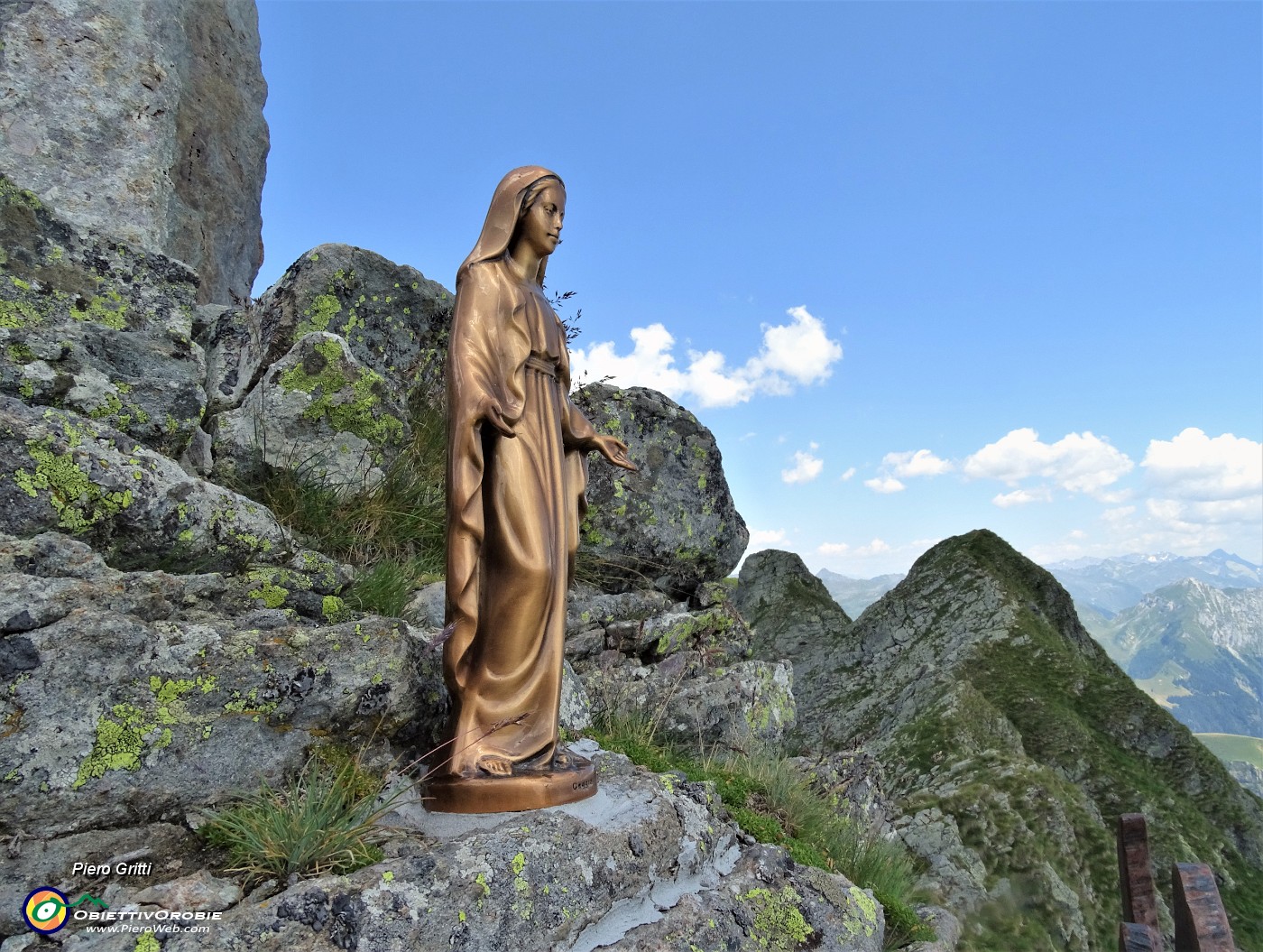 72 Mi abbasso verso il sentiero per il Pescegallo  alla Madonnina a ricordo .JPG